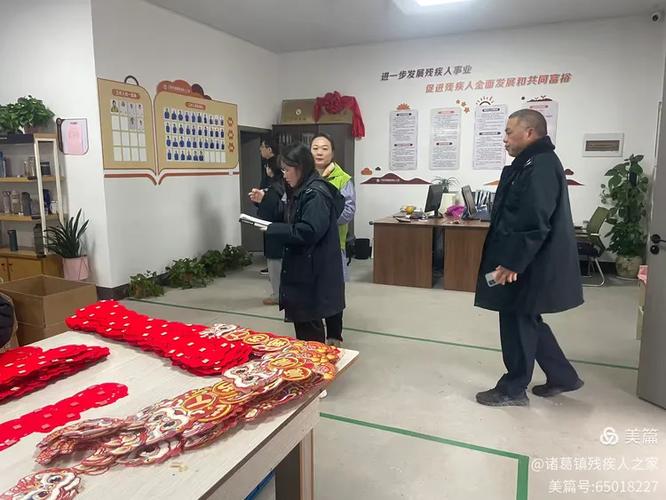 检查过程中,税务所工作人员仔细审查了残疾人之家的庇护人员手工活