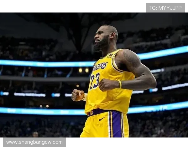 詹姆斯足球明星庆祝动作揭秘引发球迷热议与模仿潮流