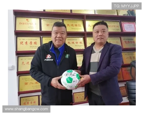 足球明星倾情助力小孩梦想签名活动传递爱心与希望